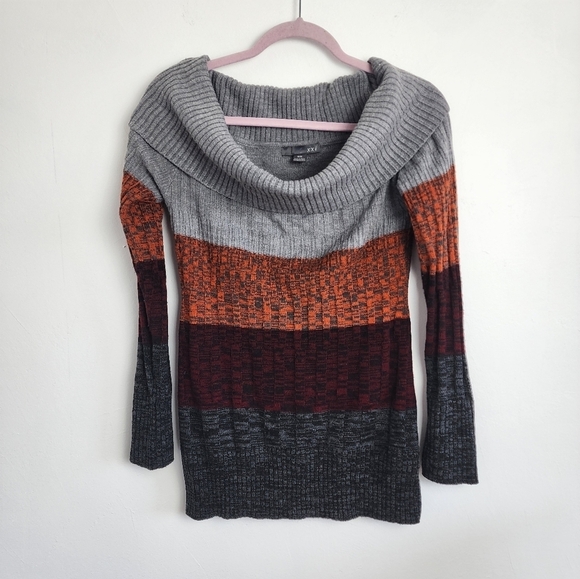 Forever 21 Sweaters - Forever 21 Crowl Neck Color Block Longsleeve Size M
